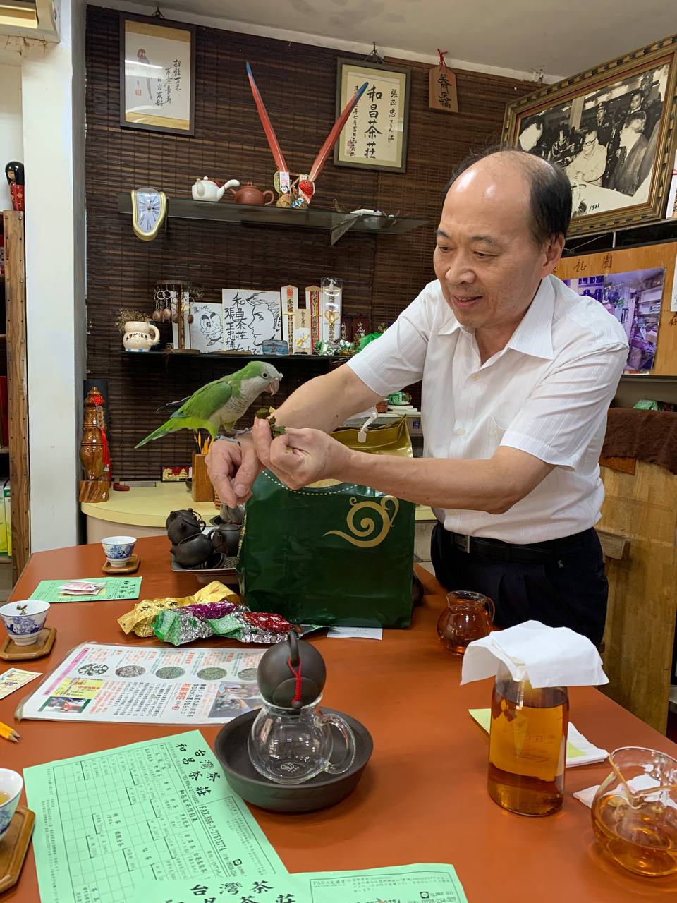 tea salesman with parrot